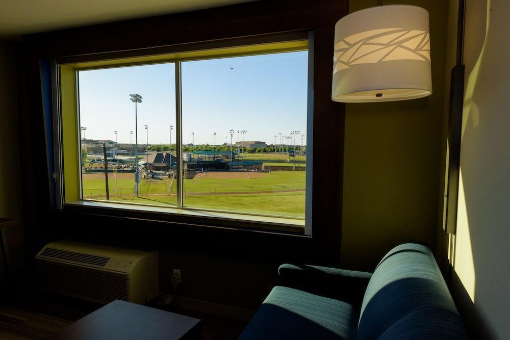 Holiday Inn Express & Suites Mckinney - Frisco East By Ihg Exterior photo