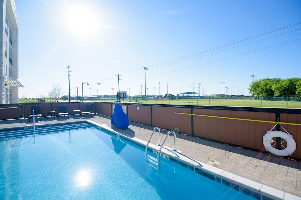 Holiday Inn Express & Suites Mckinney - Frisco East By Ihg Exterior photo
